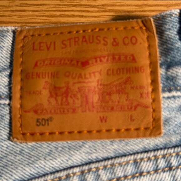 Levi's 501 Jeans with Washed Finish and Light Distressing Womens 27x30 - Picture 5 of 11
